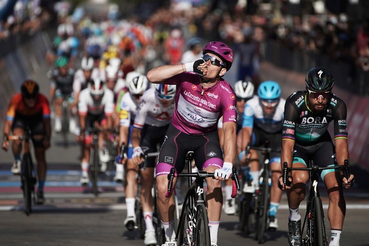 Peter Sagan má v najdlhšej etape poslednú šancu obrať Démara o cyklámenový dres